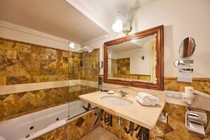 Een douche, een haardroger, handdoeken