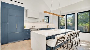 Micro-ondes, four, plaque de cuisson, cafetière/bouilloire