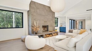 TV connectée, cheminée, table de tennis de table