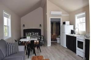 Living area - The Flora Cozy Cabin (Albany)