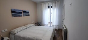 Planxa i posts de planxar, wifi i roba de llit