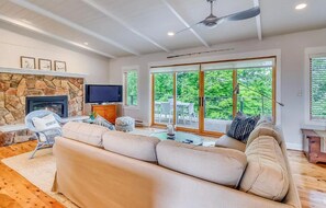 Smart TV, fireplace