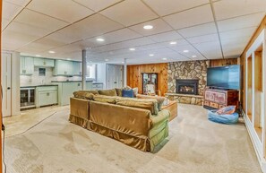 Smart TV, fireplace