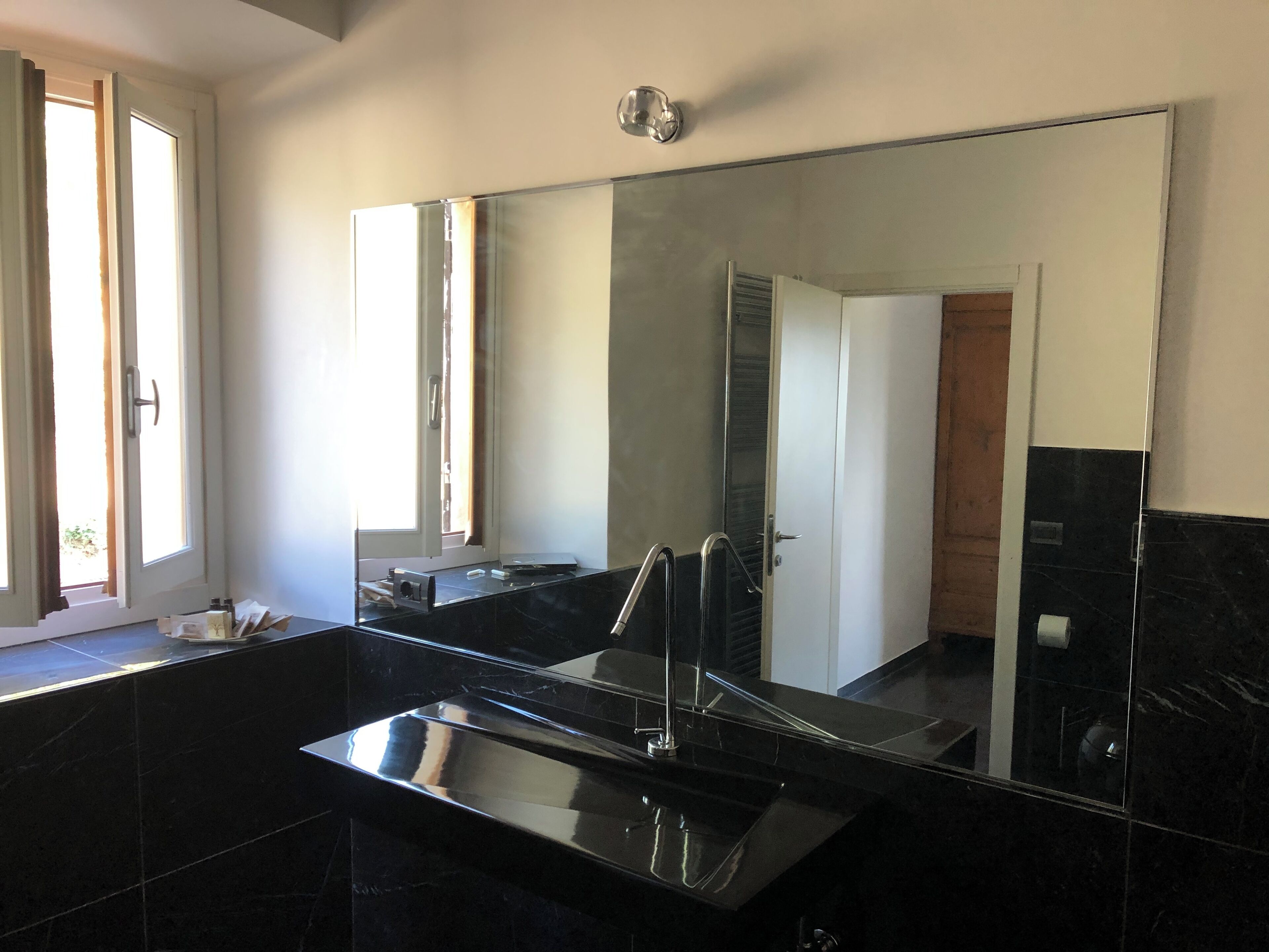 Luxury-Studiosuite, Blick auf den Weinberg | Zimmersafe