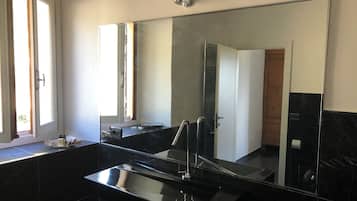 Luxury Studio Suite, Vineyard View | In-room safe