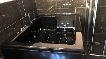 Suite monolocale Luxury, vista vigneti | Una cassaforte in camera