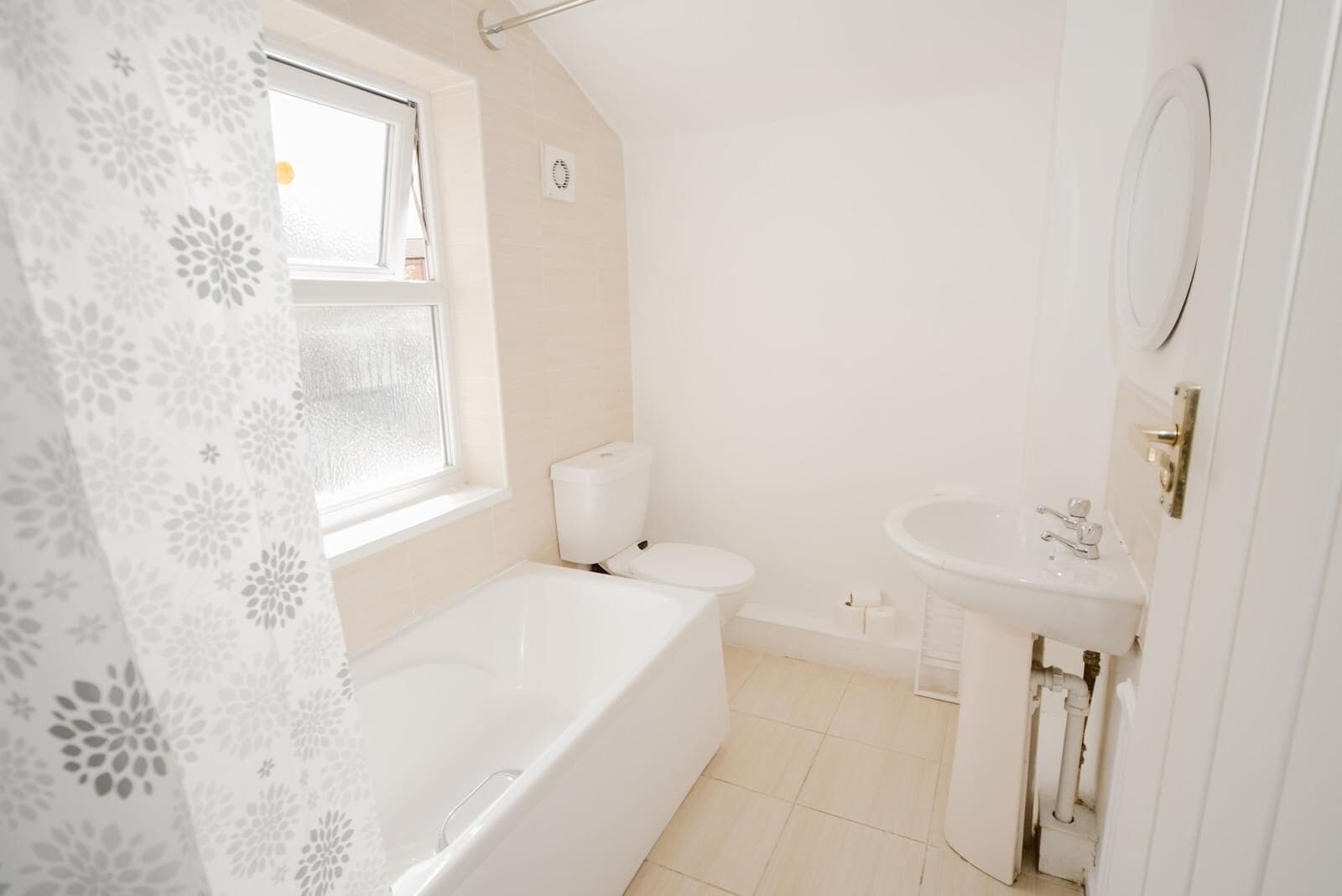 Haartrockner, Handtücher, Seife, Toilettenpapier