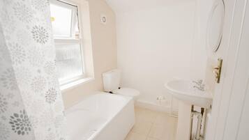 Haartrockner, Handtücher, Seife, Toilettenpapier