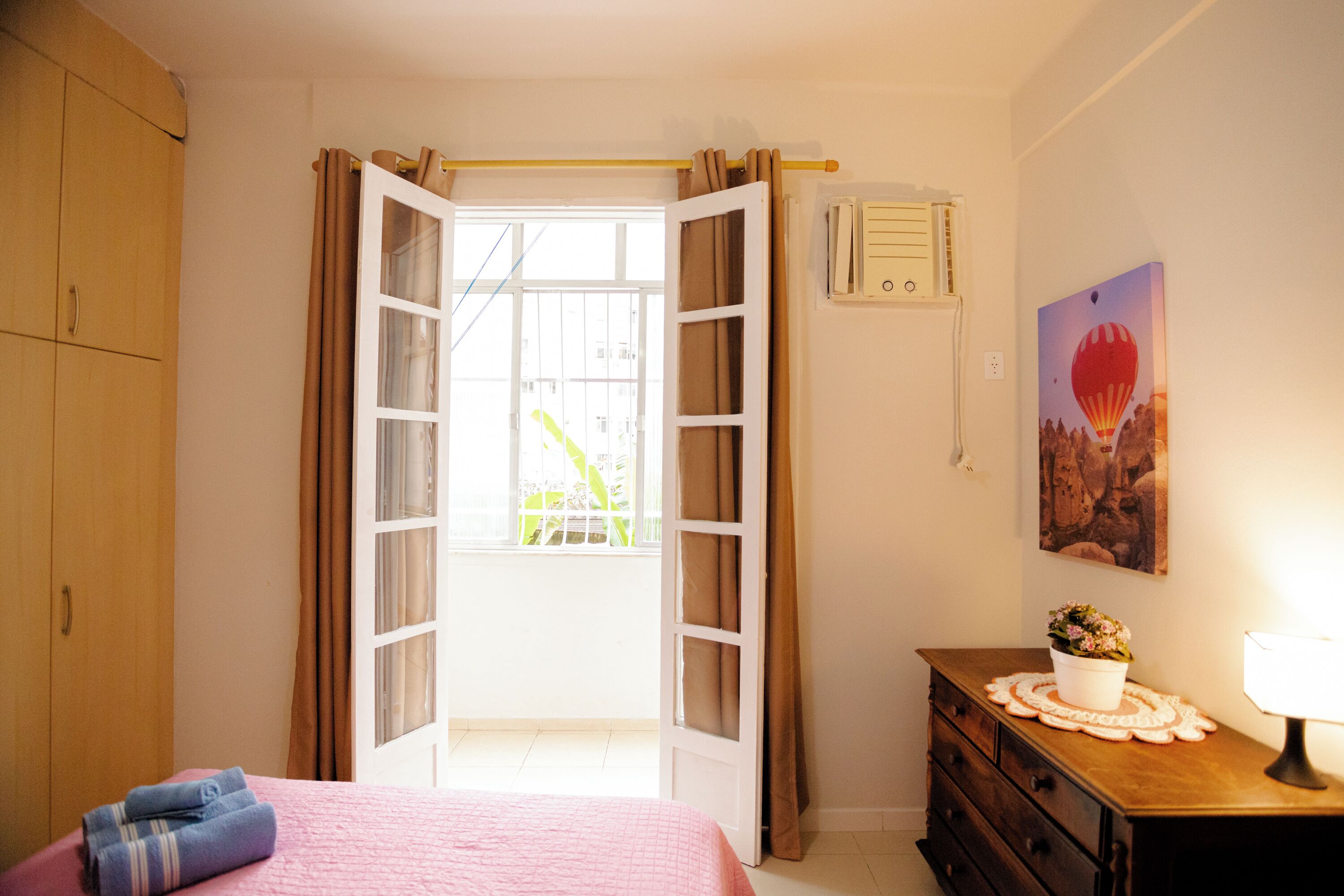 Apartamento | Wi-Fi de cortesia, roupa de cama