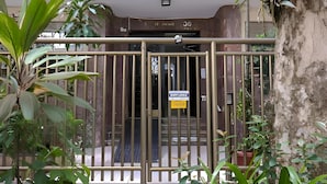 Una entrada con puerta y un letrero que indica zona de estacionamiento.