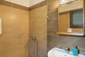 Dusche, Haartrockner, Handtücher