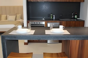 Kühlschrank, Mikrowelle, Ofen, Wasserkocher mit Kaffee-/Teezubehör