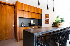 Kühlschrank, Mikrowelle, Ofen, Wasserkocher mit Kaffee-/Teezubehör