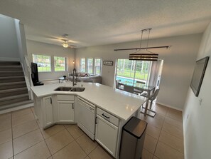 Mikrobølgeovn, ovn, kokeplater og oppvaskmaskin