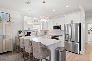 冷蔵庫、電子レンジ、オーブン、コンロ