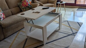 Apartment, 2 Schlafzimmer, Balkon, Gartenblick | Wohnbereich | Bücher