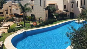 Apartamento, 2 habitaciones, balcón, vistas al jardín | Piscina | Una piscina al aire libre