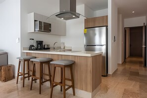 Refrigerador, microondas, horno, cafetera/tetera