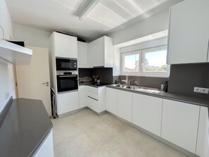 Mikrobølgeovn, ovn, kokeplater og oppvaskmaskin