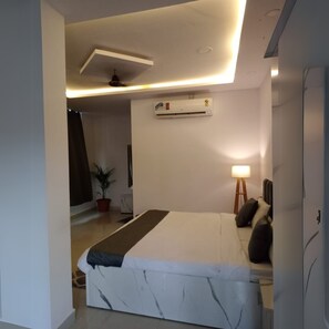 Desk, laptop workspace, free WiFi
