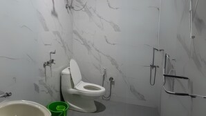 Ein Badezimmer mit Toilette, Bidet und Waschbecken.