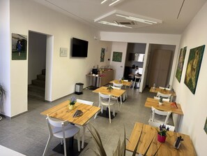 Desayuno con opciones de la cocina local incluido todos los días