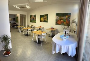 Desayuno con opciones de la cocina local incluido todos los días