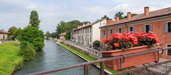 Suite apartment on Naviglio Castel view