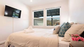 3 bedrooms, iron/ironing board, WiFi, bed sheets