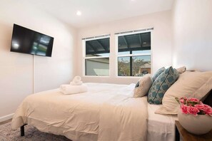 3 bedrooms, iron/ironing board, WiFi, bed sheets