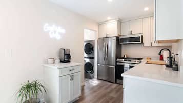 Køleskab, mikrobølgeovn, kogeplade, opvaskemaskine