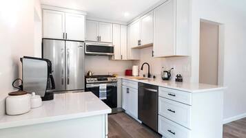 Fridge, microwave, stovetop, dishwasher