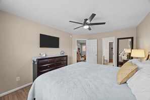 3 slaapkamers, een bureau, een strijkplank/strijkijzer, reisbedje