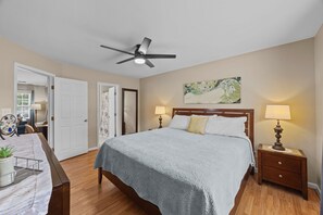 3 bedrooms, desk, iron/ironing board, travel cot - 3-Bedroom Retreat with King Suite, Pool Table & Private Fenced Yard (New Bern)