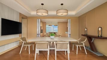 Nha Trang Bay Suite, 1 King bed | 私人厨房 | 高脚椅