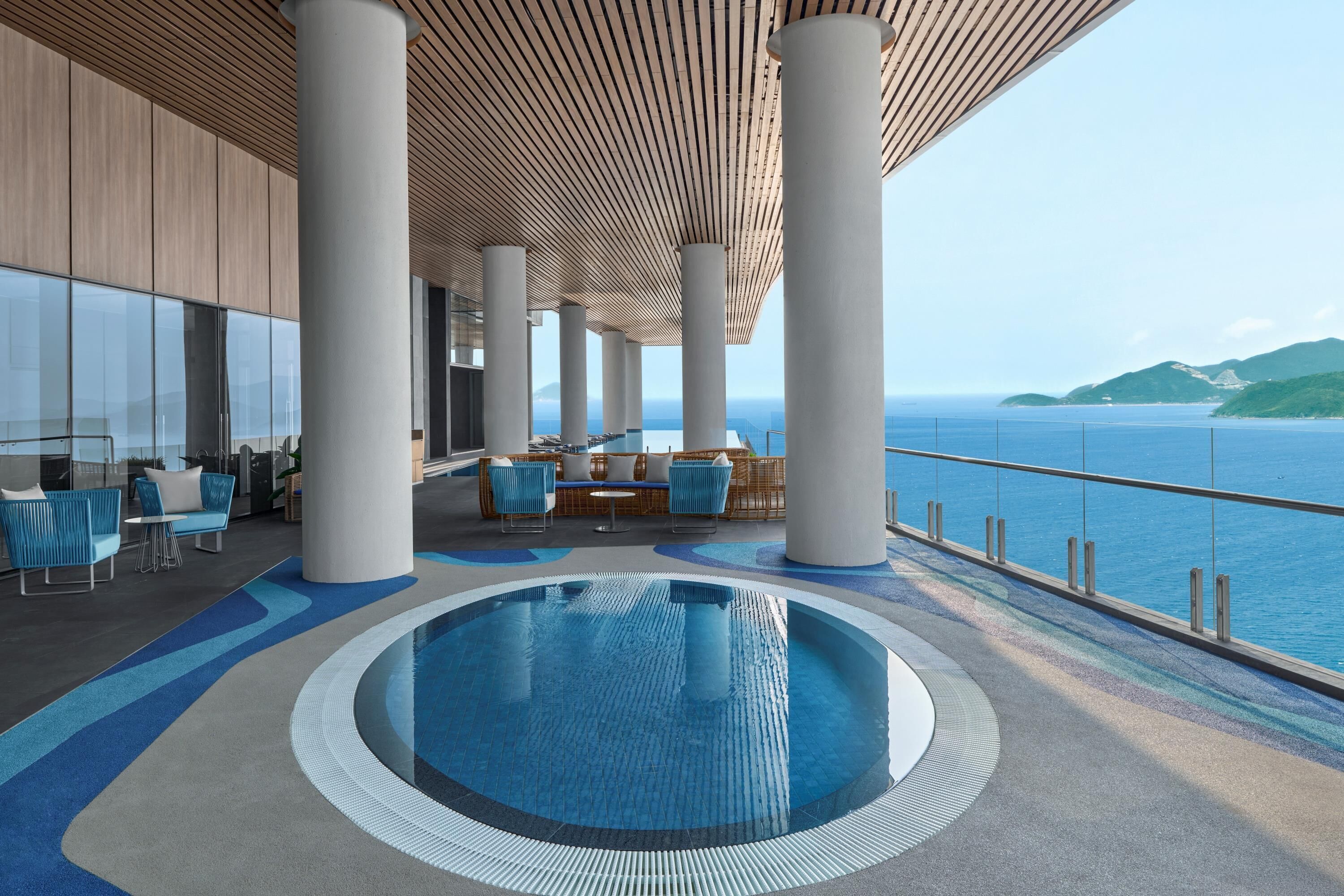 Piscine couverte, accès possible de 09 h 00 à 19 h 00, chaises longues 