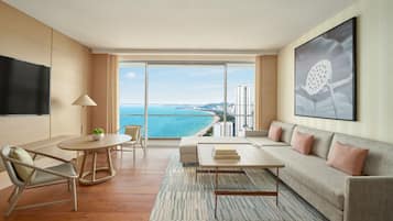 Executive-Suite, 1 King-Bett, Meerblick | Wohnbereich | 65-Zoll-Smart-TV mit Satellitenempfang
