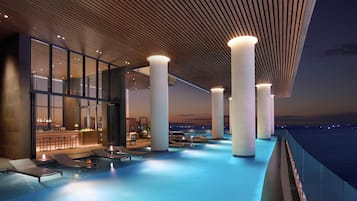 Piscina interna, funciona das 9h às 19h, espreguiçadeiras