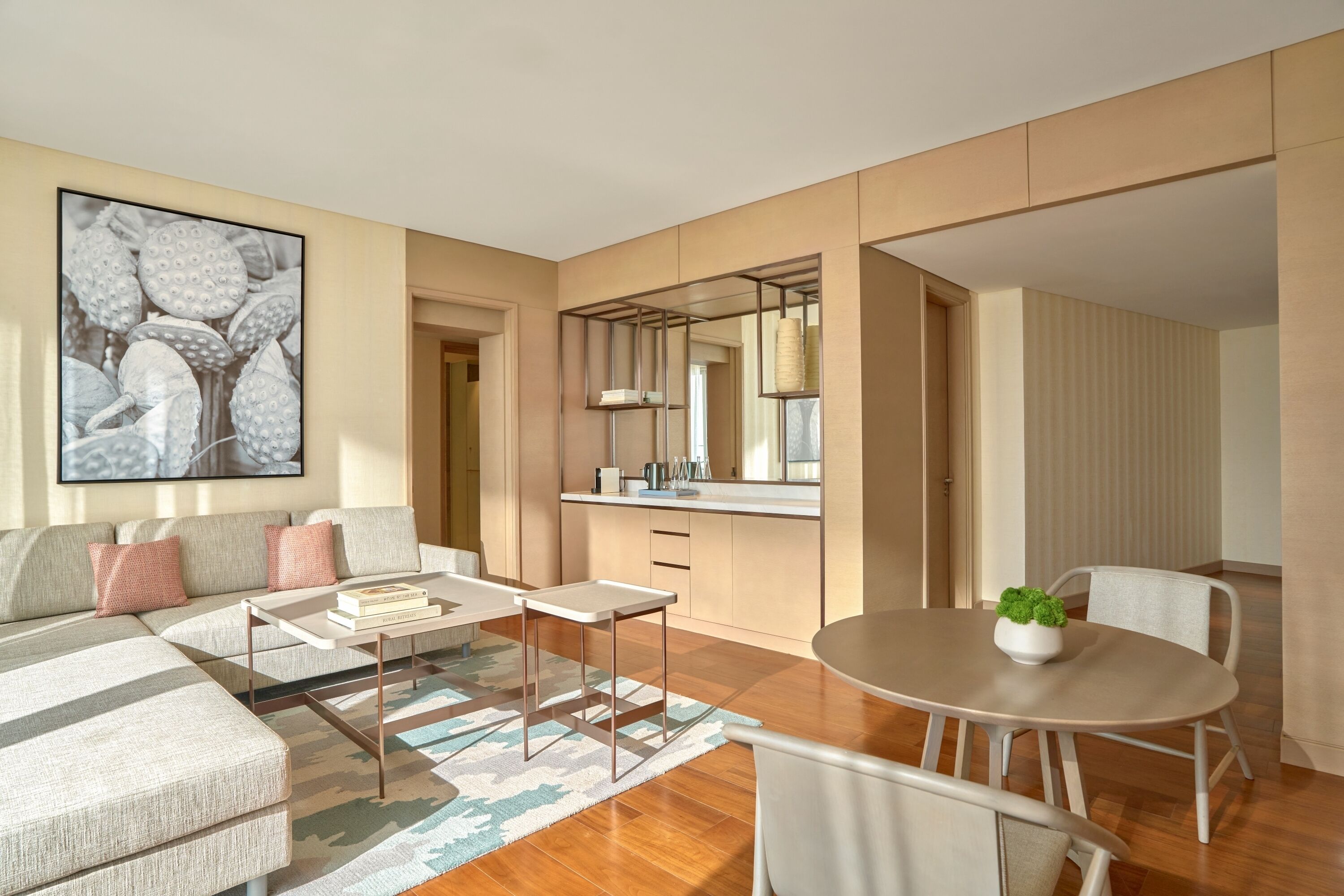 Regency Suite, 1 King Bed, Ocean View | Sala de estar | Smart TV de 65 pulgadas con canales vía satélite 