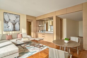 Regency Suite, 1 King Bed, Ocean View | Ruang tamu | 65 inci sebuah televisyen pintar dengan satelit 