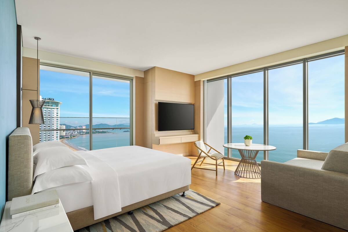 Premium bedding, down duvets, minibar, in-room safe