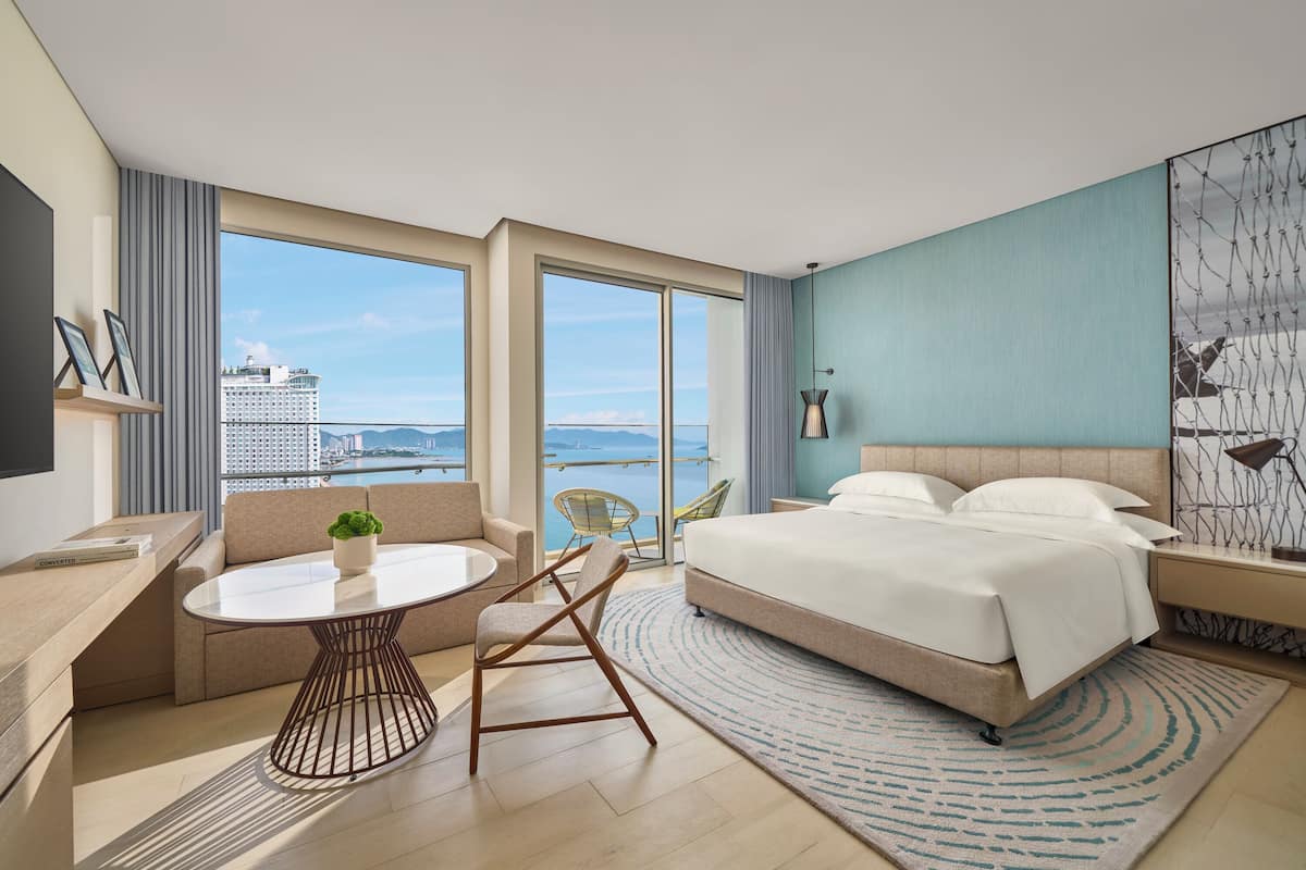 Standaard kamer, 1 kingsize bed | Een minibar, een kluis op de kamer, verduisterende gordijnen