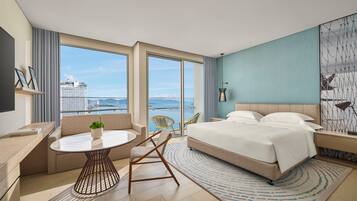 Standard Room, 1 King Bed | Minibar, in-room safe, blackout drapes, iron/ironing board