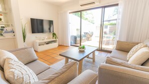 TV - 3/83 Noosa Parade Noosa Heads (Noosa Heads)