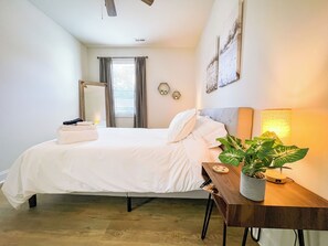 4 عدّة غرف نوم ومكتب ومكواة/لوح كي وسرير سفر