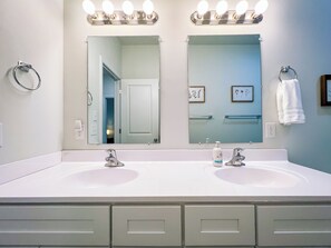 مجففات شعر، مناشف، صابون، شامبو