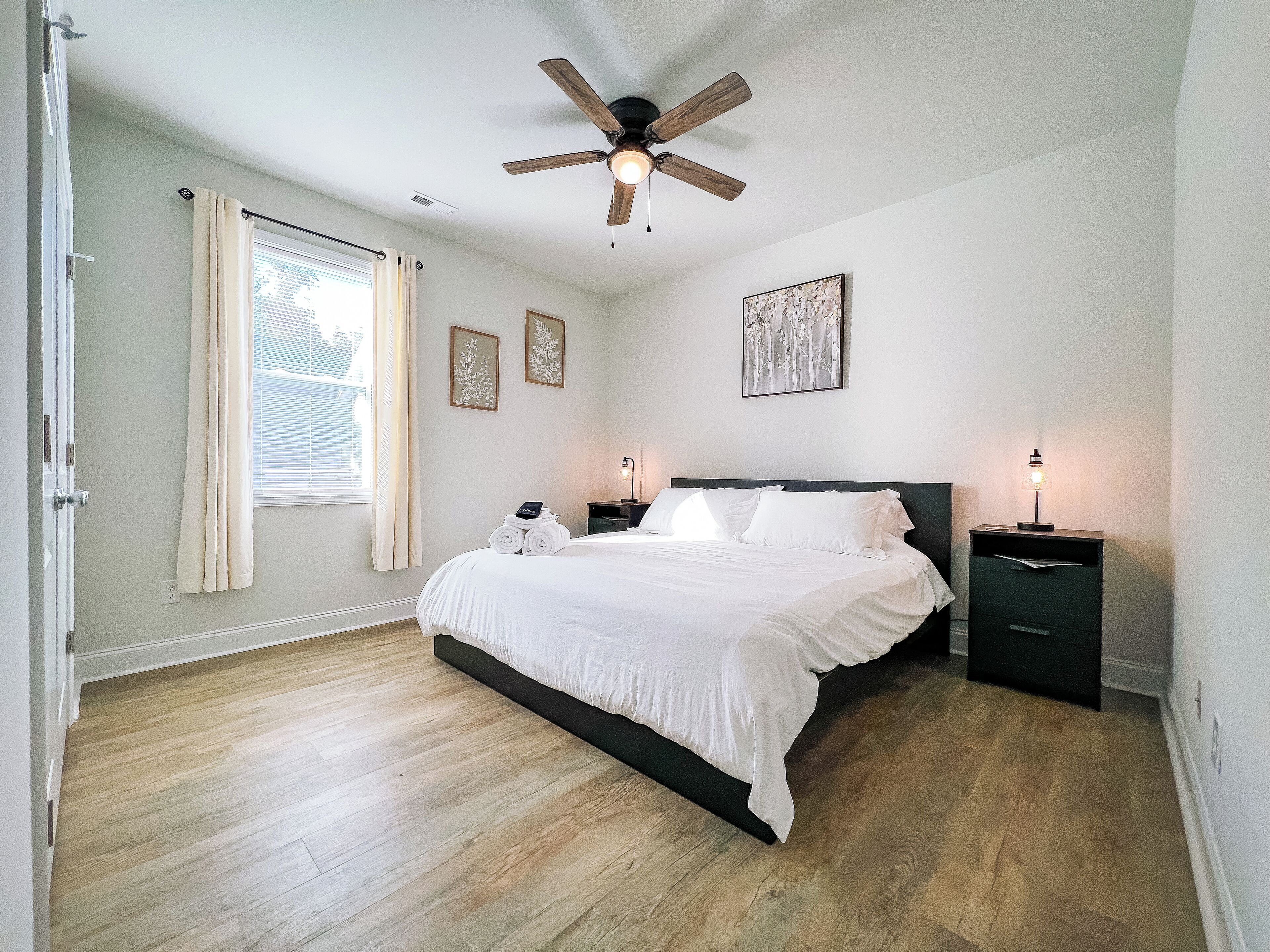 4 bedrooms, desk, iron/ironing board, travel crib