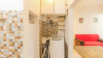 SUH Flamengo 10 | Private kitchen | Fridge, microwave, stovetop, cookware/dishes/utensils