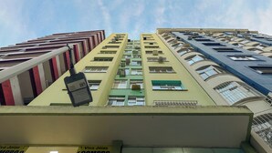 A high-rise building with multiple floors, featuring balconies and air conditioning units. - 360 Flamengo Marques de Abrantes By SUHCasa (Rio de Janeiro)