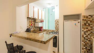 Apartamento | Cozinha privada | Geladeira, micro-ondas, cooktop, talheres/pratos/utensílios de cozinha